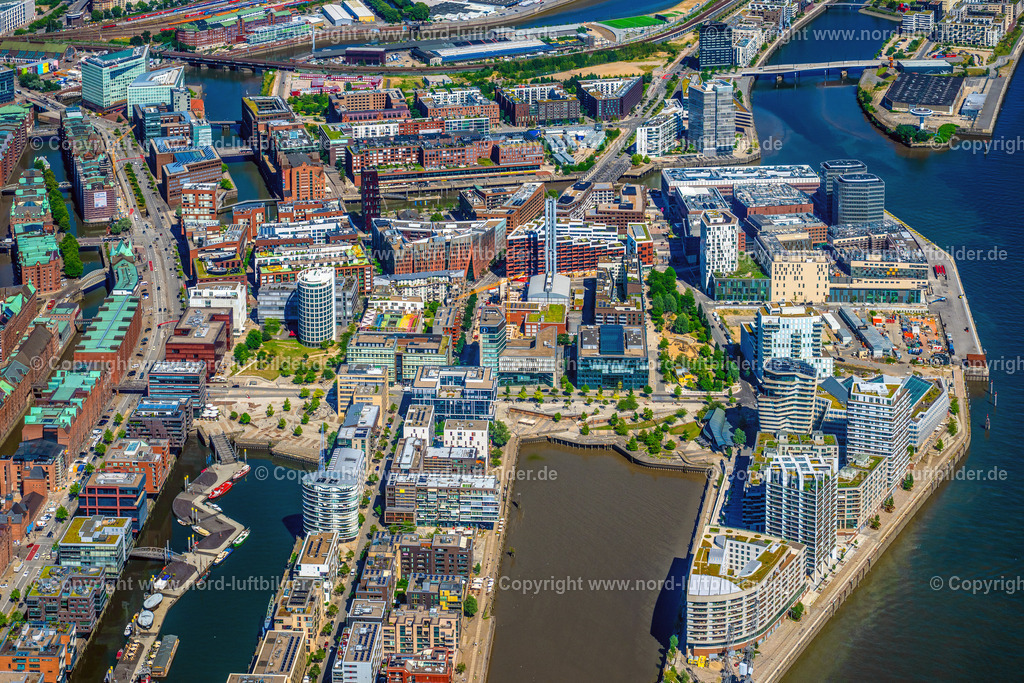 Hamburg_Hafencity_Grasbrookpark_Marco_Polo_Terassen_ELS_8352010725 | HAMBURG 01.07.2025 Marco-Polo-Tower mit den Marco Polo Terassen sowie dem Grasbrookpark am Strandkai in Hamburg. Die Gebäude sind die ersten Projekte auf dem Strandkai, einem Teilquartier der HafenCity. // Marco Polo Tower with the Marco Polo Terraces and the Grasbrook Park on Strandkai in Hamburg. The buildings are the first projects on the Strandkai, a district of HafenCity. Foto: Martin Elsen