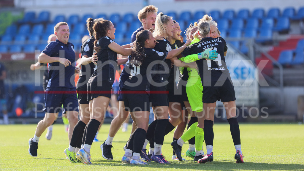 Fussball, DFB-Pokal Frauen, SV Meppen - FC Carl Zeiss Jena | v.li.: Spielerinnen vom FC Carl Zeiss Jena mit Jubel über den Sieg im Elfmeterschießen, Freude über das gewonnene Spiel, das Weiterkommen, Erreichen der 3. Runde, DIE DFB-RICHTLINIEN UNTERSAGEN JEGLICHE NUTZUNG VON FOTOS ALS SEQUENZBILDER UND/ODER VIDEOÄHNLICHE FOTOSTRECKEN. DFB REGULATIONS PROHIBIT ANY USE OF PHOTOGRAPHS AS IMAGE SEQUENCES AND/OR QUASI-VIDEO.