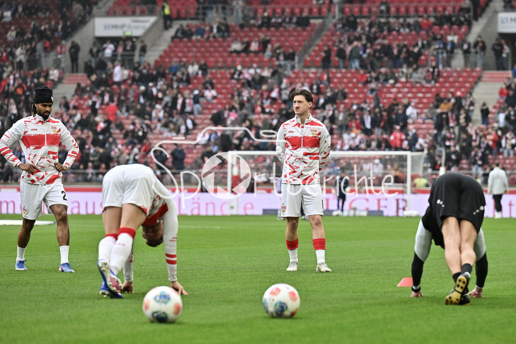 VfB Stuttgart - Hamburger SV | STUTTGART, GERMANY - 12. APRIL: Angelo STILLER (VfB Stuttgart 6) at the warmup before the Bundesliga Match between VfB Stuttgart vs. Hamburger SV on Matchday 29 at MHP Arena / DFL REGULATIONS PROHIBIT ANY USE OF PHOTOGRAPHS AS IMAGE SEQUENCES AND/OR QUASI-VIDEO