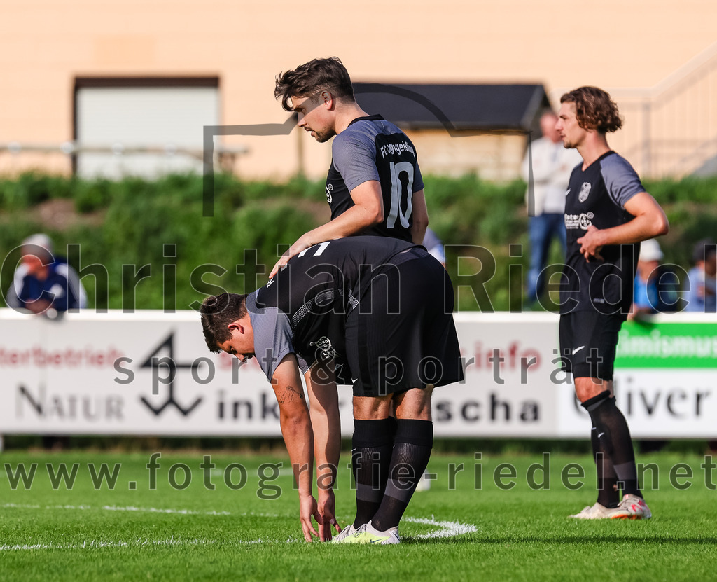 2023-08-08_009_FC_Moosinning_gegen_FC_Langengeisling | Moosinning, Deutschland, 08.08.2023:
Fußball, Bezirksliga Oberbayern Ost 2023 / 2024, 3. Spieltag, FC Moosinning gegen FC Langengeisling, Endergebnis: 0:4

Florian Rupprecht (FC Langengeisling, #39), Maximilian Maier (FC Langengeisling, #10)

Foto: Christian Riedel / fotografie-riedel.net