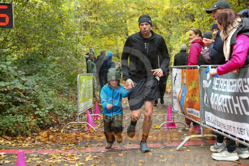 251026_1312_EX1_2828 | Sportfotografie im Rhein-Sieg Kreis, Köln, Bonn, NRW, Rheinland Pfalz, Hessen, etc. Unser Tätigkeitsfeld umfasst den Laufsport vom Volkslauf über den Marathon, Duathlon, Triathon bis zum Ultralauf wie Kölnpfad Ultra oder Schindertrail.