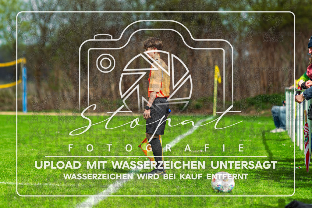 DZC_0834-Verbessert-RR | Alexandru Timosenco (Schiedsrichterassistent) beim Herren Kreisliga HK Spiel zwischen FG Fulde-Stellichte und TSV Wietzendorf im Fulder Zentralstadion, Fulde (Simon Paul Stopat) - Realisiert mit Pictrs.com