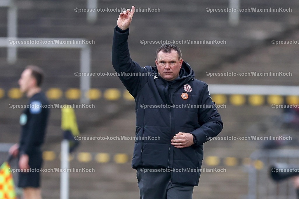 BVBII01032501057 | 2025.03.01, Fußball, 3.Liga, Borussia Dortmund II - Rot-Weiss Essen, Stadion Rote Erde, Saison 2024 2025: Cheftrainer Uwe Koschinat (Trainer RWE) gestikulierend am Spielfeldrand