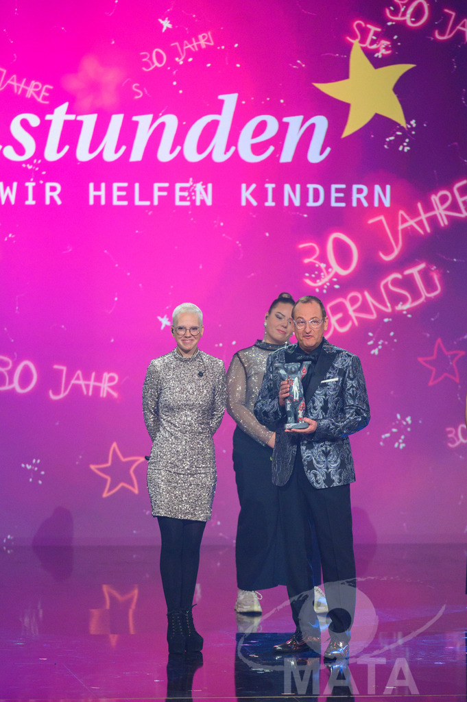 _DWI6175 | Stefanie Heinzmann, Lesli Jost und Volker Heißmann bei '30 Jahre Sternstunden-Gala 2023' in der Frankenhalle. Nürnberg, 15.12.2023 - Realisiert mit Pictrs.com