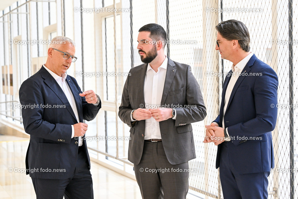 Pressekonferenz Hoedlmayr International GmbH_ 17.04.2024-13 | 17.04.2024, Presseclub Linz, AUT, Pressekonferenz Hoedlmayr International AG, Wirkungsvolle Strategien, verlässlicher Partner - Hoedlmayr baut Marktstellung weiter aus, im Bild Andreas Sundl (COO Hoedlmayr International GmbH), Johannes Alexander Hoedlmayr (designierter Geschaeftsfuehrer Hoedlmayr International GmbH), Robert Horvath (CFO Hoedlmayr International GmbH)