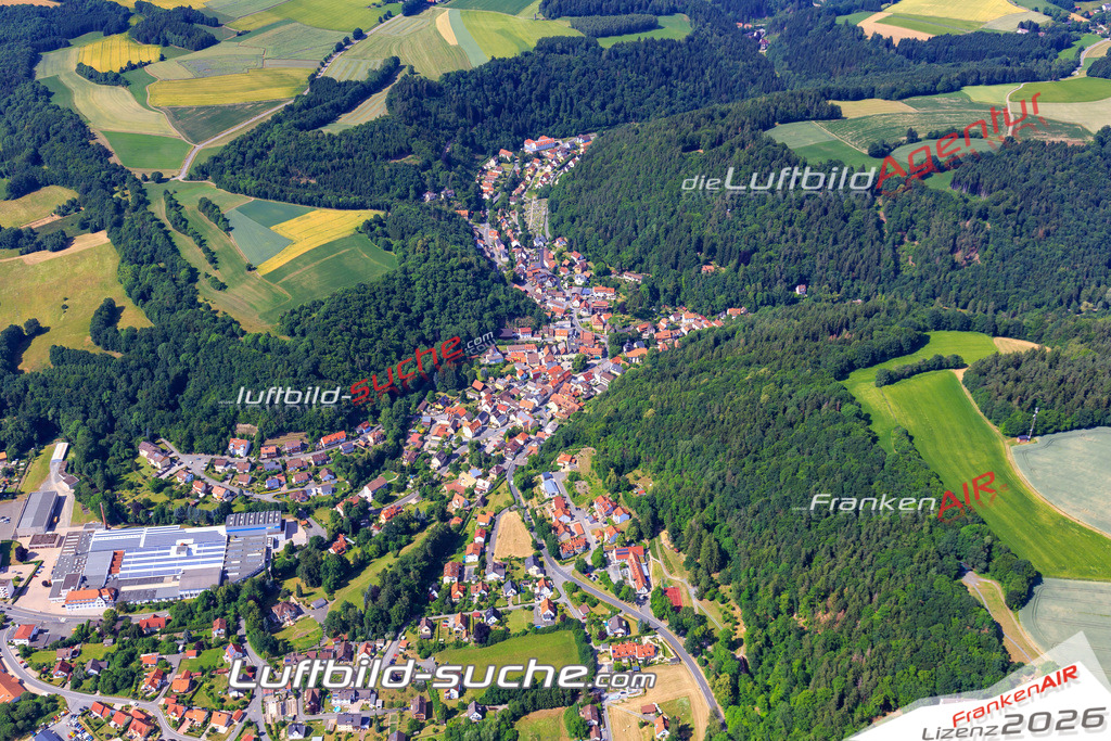 Die Luftaufnahme der Stadt Wirsberg wurde 2017 vom Flugzeug heraus erstellt ( keine Drohne )- hohe Auflösung für beste Qualität