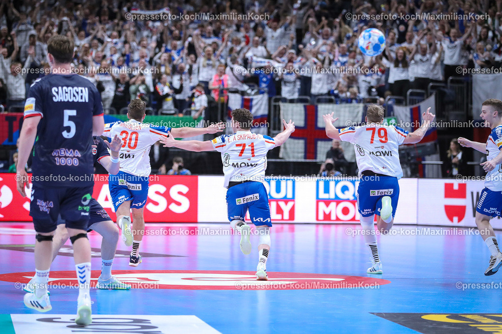 EHFEURO13012402091 | 13.01.2024, EHF EURO 2024, Männer Europameisterschaft Handball, Mercedes-Benz-Arena in Berlin, Färöer - Norwegen: Abschlussjubel nach dem 26:26 Ausgleich durch Elias Ellefsen a Skipagotu (Färöer). Die Mannschaft stürmt jubelnd auf das Spielfeld und feiert den ersten Punkt für Färöer. Das Team feiert glücklich zusammen und liegt sich lachend in den Armen.