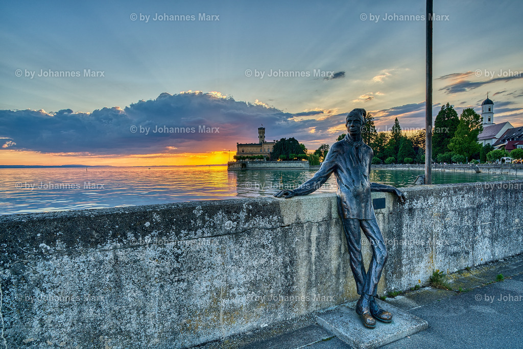 Sonnenuntergang in der Bucht von Langenargen mit Blick auf Schloss Monfort | Professionelle Landschaftsfotografie, Inneneinrichtung, Kunst für Ihre Wohnung, Kanzlei, Praxis oder als Geschenk. Aussuchen und einfach liefern lassen. Raumgestaltungsberatung auf Anfrage. - Realisiert mit Pictrs.com