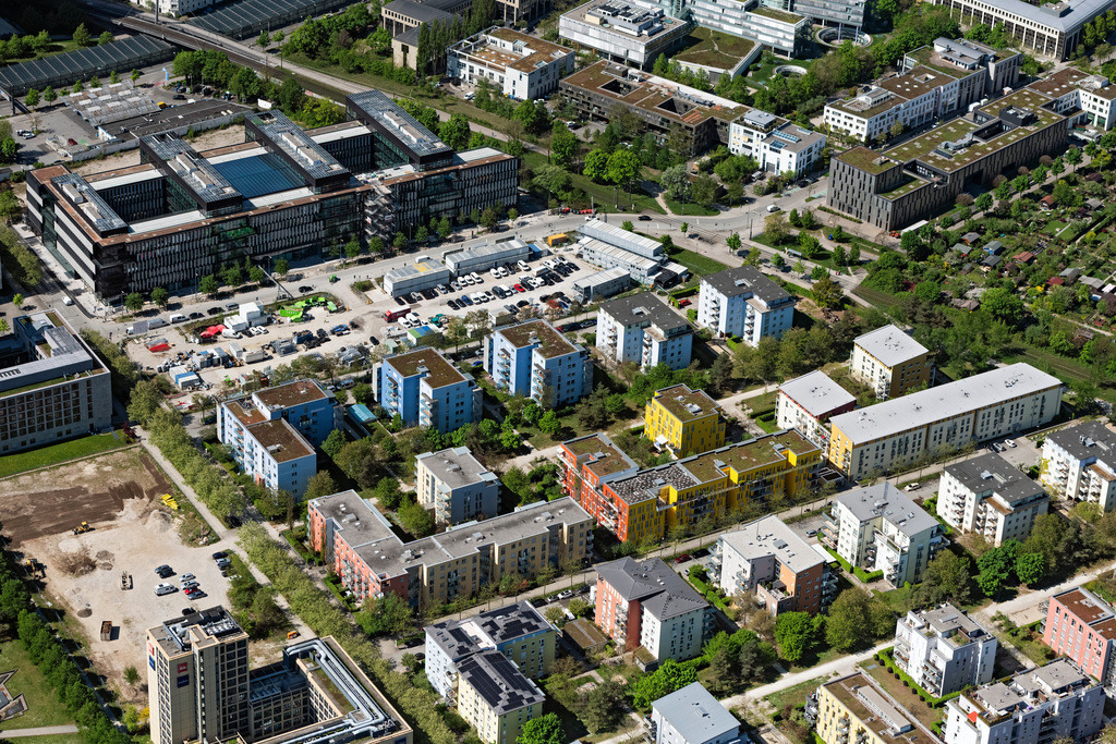 dr__0063788.jpg | MüNCHEN 29.04.2025 Wohngebiet einer Mehrfamilienhaussiedlung an der Lilly-Reich-Straße - Lyonel-Feininger-Straße im Ortsteil Schwabing-Freimann in München im Bundesland Bayern, Deutschland. // Residential area of a??a??an apartment building on Lilly-Reich-Strasse - Lyonel-Feininger-Strasse in the district of Schwabing-Freimann in Munich in the state Bavaria, Germany. Foto: Daniel Reiter