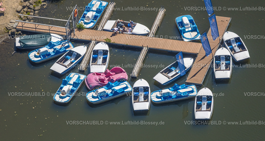 Olpe250810457 | Luftbild, Tretboote an der Anlegestelle am Bootshaus Biggesee, Personen im Boot, Formen und Farben, Olpe-Stadt, Olpe, Sauerland, Nordrhein-Westfalen, Deutschland