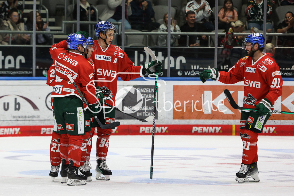 Augsburger Panther - Schwenninger Wild Wings | Die Hausherren jubeln nach dem Tor zum 4-3 druch Jere KARJALAINEN (AEV #21) / Jubel / Freude / Treffer / Doppelpack