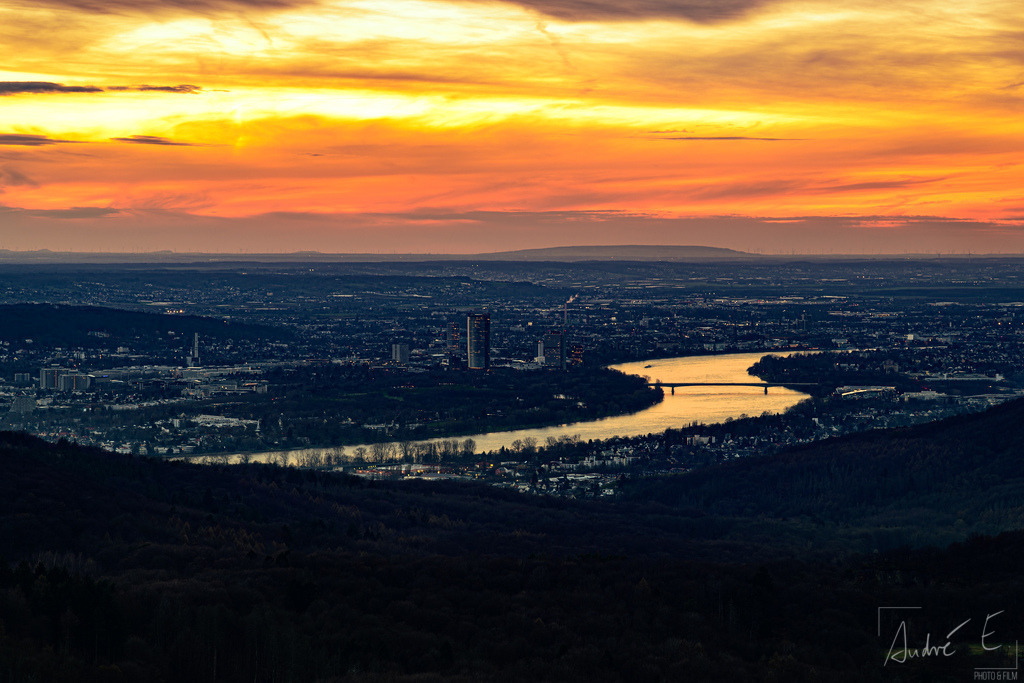 Feuerhimmel über Bonn | Der Aufstieg zum großen Ölberg belohnt immer wieder mit tollen Aussichten auf Bonn