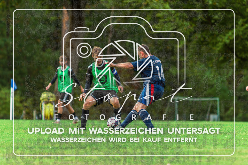 SFBFGFS-1015 | Rene Nitzsche (Sportfreunde Bispingen 2 #14) und Melvin Droescher (FG Fulde-Stelllichte 2 #17) beim Herren 3. Kreisklasse HK Spiel zwischen SF Bispingen 2 und FG Fulde-Stellichte 2 im Sportplatz Huetzel, Bispingen (Simon Paul Stopat) - Realisiert mit Pictrs.com