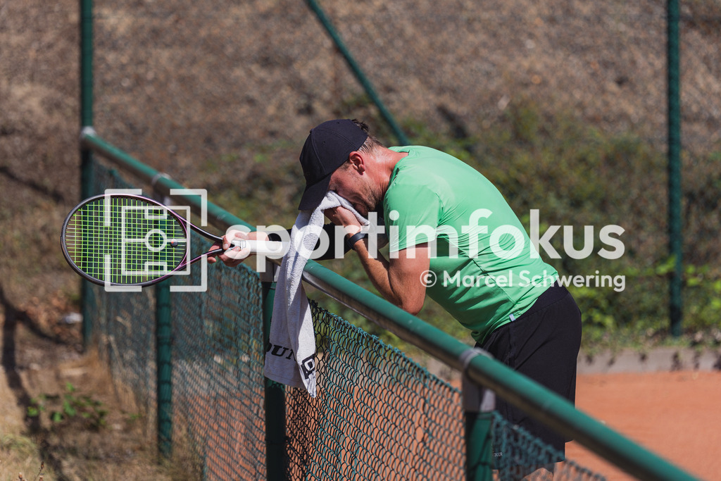 Wuppertaler Tennis-Stadtmeisterschaften | Jan Henri Augustat (Bayer Wuppertal) in einer Spielpause. Herren-Finale der Wuppertaler Tennis-Stadtmeisterschaften, Wuppertal, 09.08.2026. - Realisiert mit Pictrs.com