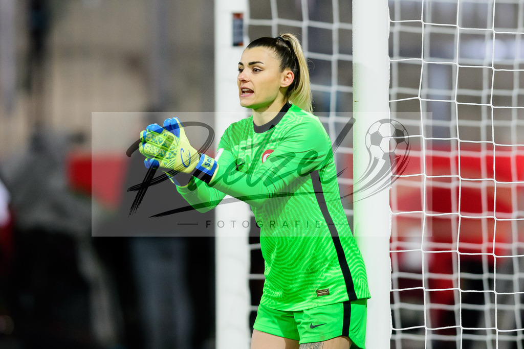 GERTUR20211126_163 | Fussball, Frauen: Torwart Selda Akgoez (Turkey) gestikuliert, Gestik bei dem Spiel der WM-Qualifikation zwischen Deutschland und Tuerkei im Eintracht-Stadion am 26.11.2021 in Braunschweig, Deutschland. - Realisiert mit Pictrs.com