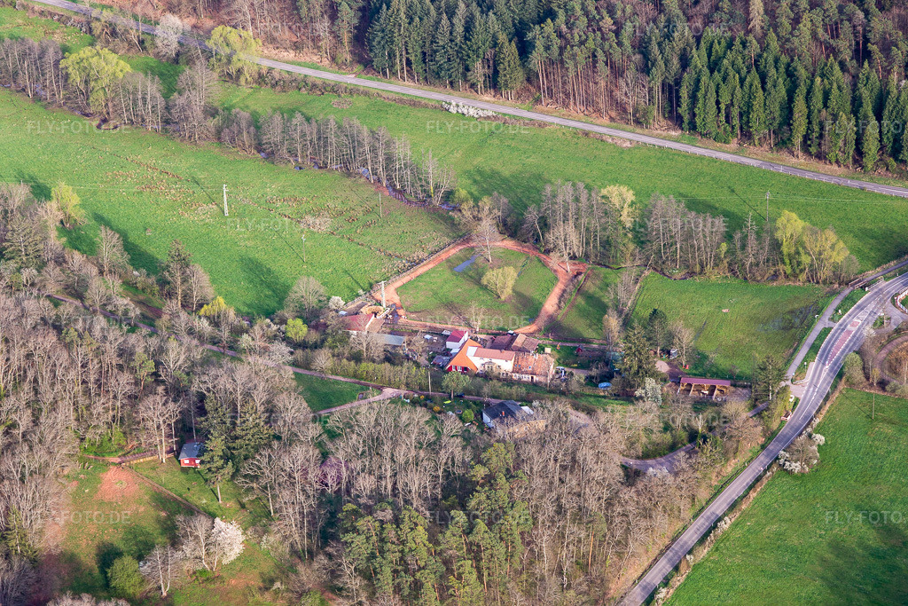 Luftbild: Vogelstockerhof in Eußerthal im Bundesland Rheinland-Pfalz in Deutschland. – Foto: IMG_131140.jpg vom 12.04.2022 durch Werner Riehm/FLY-FOTO.de – Auflösung des Originals: 5472 x 3648 px – SINGLE FOOTING - SPEED RACKING HORSES | vogelstockerhof