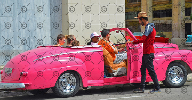 RGE_9510 | Amerikanischer Oldtimer restauriert als Taxi, wartet in Havanna auf Touristen.  Fotograf: Ralf Gebhardt - Realisiert mit Pictrs.com