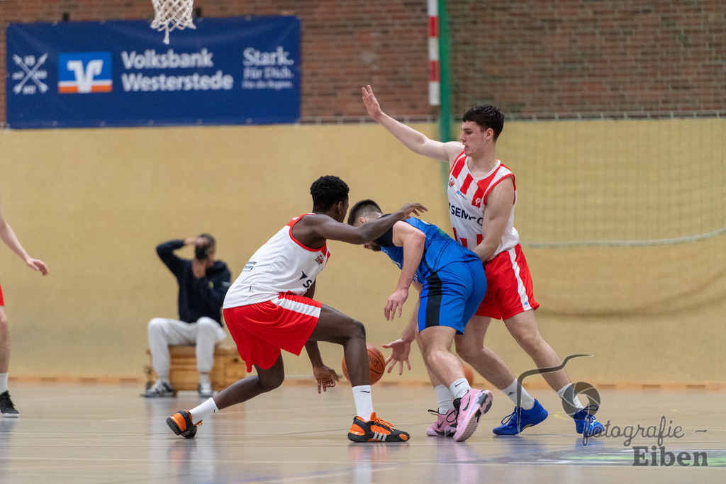 TSG Westerstede-Fortuna Logabirum | Basketball 2. Regionalliga; TSG Westerstede 2 (weiß)- Fortuna Logabirum (blau) am 12.12.2025 in Westerstede (Hössensportzentrum), Photo: Philip Eiben 2025 - Realisiert mit Pictrs.com