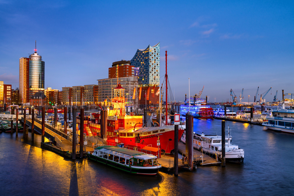 10230606 - Blaue Stunde am Feuerschiff | Blick auf das Feuerschiff und die Elbphilharmonie zur blauen Stunde.
Bestellen Sie dieses Motiv vom Hamburger Hafen als Wandbild oder Poster in vielen Ausführungen und Formaten. Zur Auswahl gelangen Sie über "Bestellen".