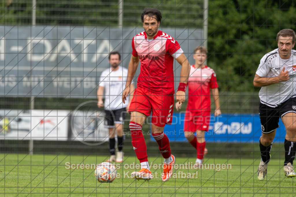 20250616_185934_0370 | #,  TV Eybach (weiß) vs. 1.FC Donzdorf II (rot), Fussball, Entscheidungsspiel 3 in Kreisliga A3 - Bezirk Neckar/Fils, Saison 2024/2025, Rasensportplatz, Staufenecker Str. 41, 73084 Salach, 16.06.2025 - 18:30 Uhr,Foto: PhotoPeet-Sportfotografie/Peter Harich