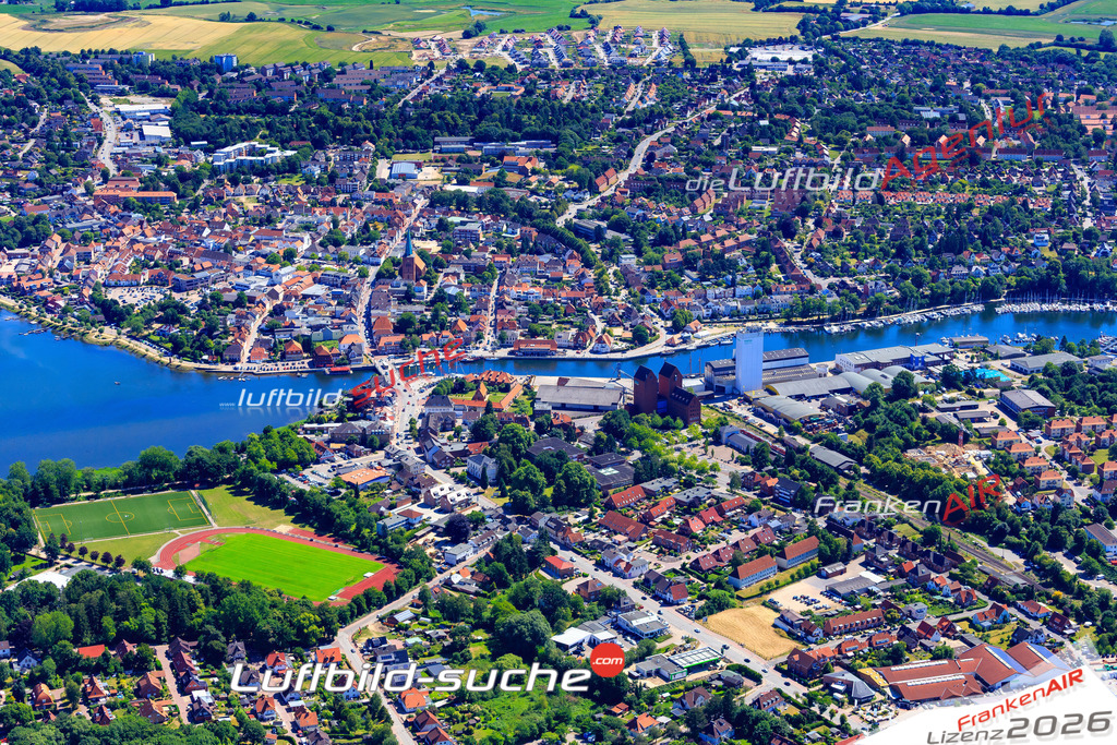 Das Luftbild der Stadt Neustadt in Hollstein wurde 2018 vom Flugzeug heraus erstellt (keine Drohne) Aufnahmehöhe ca.400 Meter- hohe Auflösung für beste Druck-Qualität