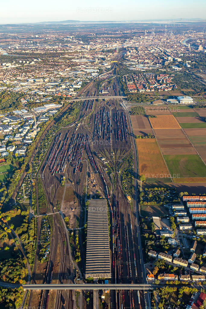 Luftbild: Rangierbahnhof im Ortsteil Rheinau in Mannheim im Bundesland Baden-Württemberg in Deutschland. Foto: IMG_110903.jpg vom 08.09.2018 durch Werner Riehm/FLY-FOTO.de