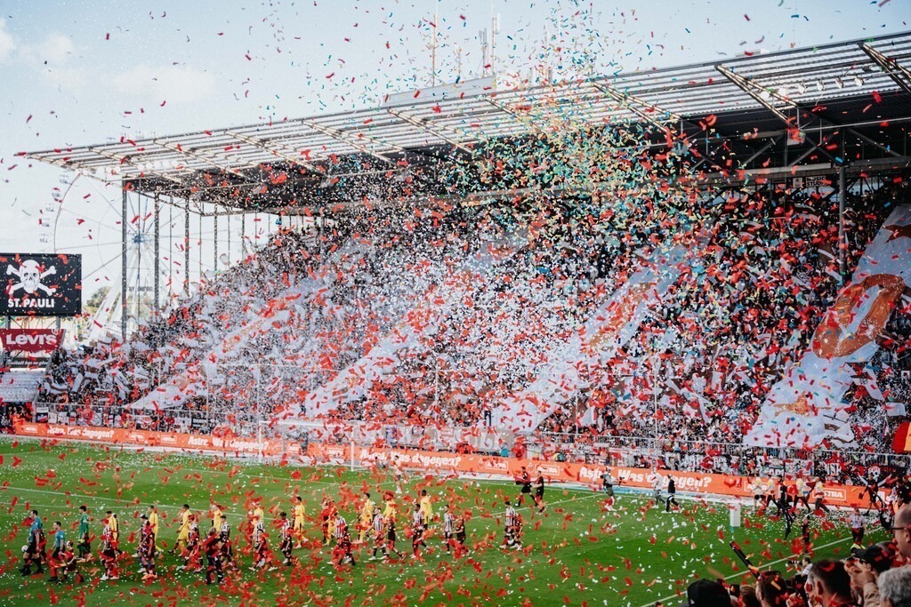 FCP08685 | Der offizielle Shop für FC St. Pauli Fotos. Wähle aus Spielszenen & Fanmomenten dein FCSP Wunschformat. Wir liefern Millerntor-Atmosphäre.