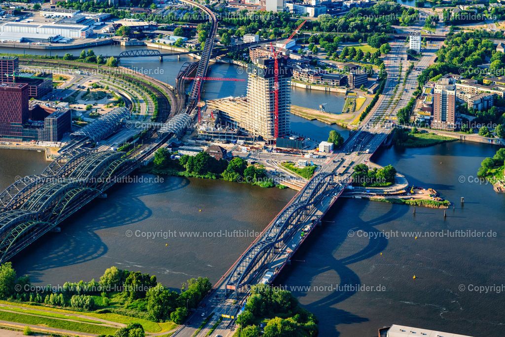 Hamburg_Elbtower_Elbbrücken_Hafencity_ELS_7972160625 | HAMBURG 16.06.2025 Baustelle zum Neubau des Hochhaus- Gebäudekomplexes " Elbtower " an der Zweibrückenstraße zwischen Oberhafenkanal und Norderelbe im Ortsteil HafenCity am Baakenhafen in Hamburg, Deutschland. Weiterführende Informationen bei: B+G Ingenieure Bollinger und Grohmann GmbH,  David Chipperfield Architects - Gesellschaft von Architekten mbH,  Ed. Züblin AG,  INGENIEURBÜRO DR. BINNEWIES Ingenieurgesellschaft mbH,  Implenia AG,  NOBU HOTELS CORPORATE OFFICE,  RMN Ingenieure GmbH,  SIGNA HOLDING GMBH,  ZÜBLIN Timber GmbH,  ibak ingenieurbüro anke koch GmbH. // Construction site for new high-rise building complex " Elbtower " on Zweibrueckenstrasse between Oberhafenkanal and Norderelbe in the district HafenCity on Baakenhafen in Hamburg, Germany. Further information at: B+G Ingenieure Bollinger und Grohmann GmbH,  David Chipperfield Architects - Gesellschaft von Architekten mbH,  Ed. Zueblin AG,  INGENIEURBUeRO DR. BINNEWIES Ingenieurgesellschaft mbH,  Implenia AG,  NOBU HOTELS CORPORATE OFFICE,  RMN Ingenieure GmbH,  SIGNA HOLDING GMBH,  ZUeBLIN Timber GmbH,  ibak ingenieurbuero anke koch GmbH. Foto: Martin Elsen