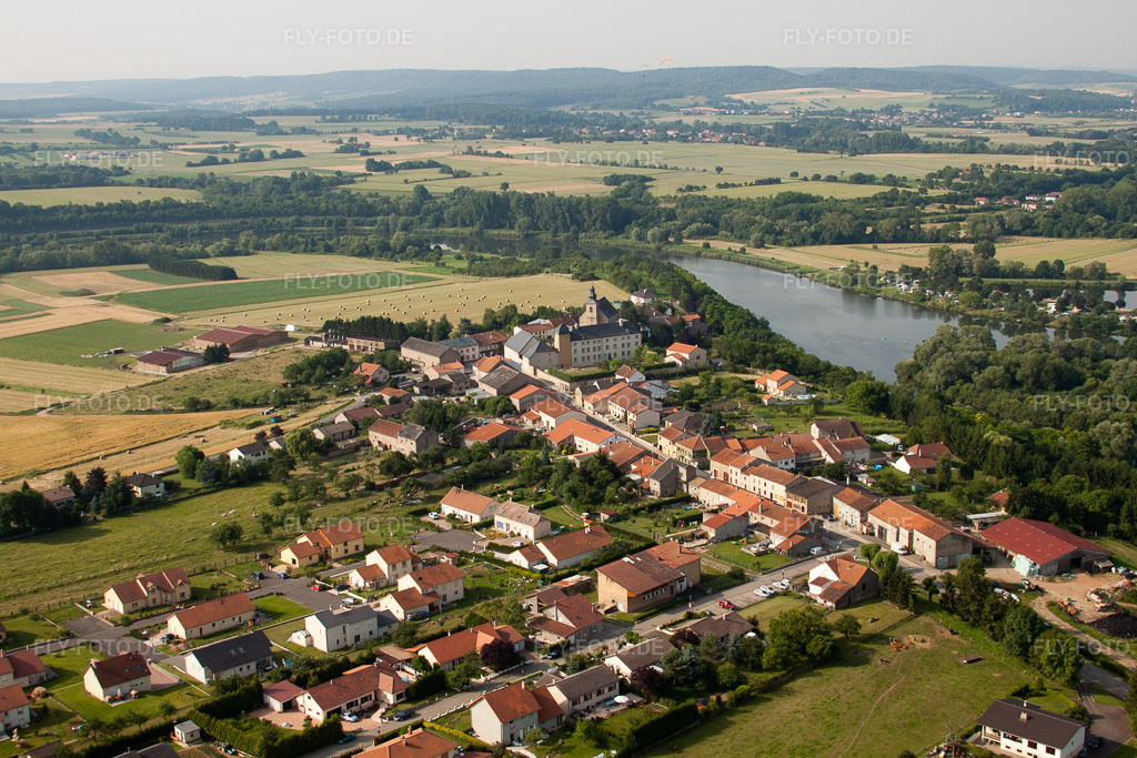 Luftbild: Dorfansicht in Haute-Kontz im Bundesland Moselle in Frankreich. Foto: IMG_29408.jpg vom 26.06.2010 durch Werner Riehm/FLY-FOTO.de