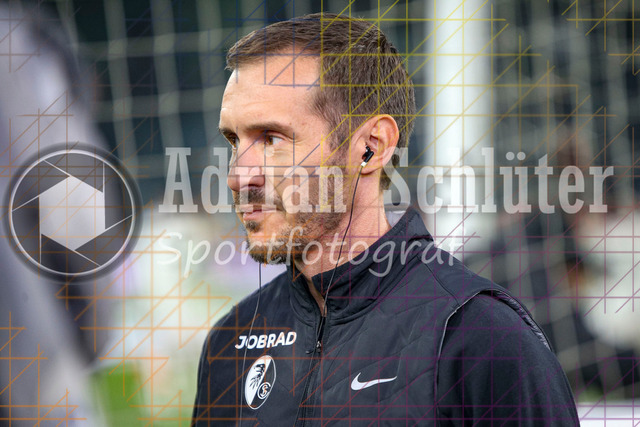 Borussia Mönchengladbach vs SC Freiburg - Bundesliga  | Mönchengladbach, Deutschland, 05.10.25:   Trainer Julian Schuster (SC Freiburg) schaut im Interview  waehrend des Spiels der Bundesliga zwischen Borussia Mönchengladbach vs SC Freiburg im Stadion im Borussia Park(Foto von Brauer-Fotoagentur / Adrian Schlueter)