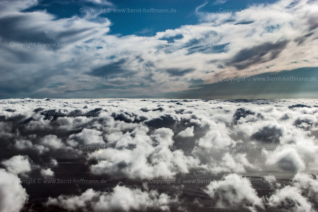 PLB_1462mod_over-Inversion_120x80 | LUFTBILD. Flug über der Inversionsschicht. __ Dunst und dünne Wolkendecke von oben betrachtet. Darüber ein wildes Himmelsbild mit Cirrus-Bewölkung und Schattenstrahlen. - Realisiert mit Pictrs.com