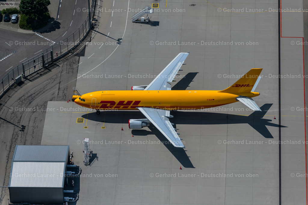 4046610 | NEUHAUSEN AUF DEN FILDERN 19.07.2021 Frachtmaschine der DHL beim Rollen auf dem Rollfeld und Vorfeld des Flughafen in Neuhausen auf den Fildern im Bundesland Baden-Württemberg, Deutschland. Weiterführende Informationen bei: DHL Paket GmbH,  Deutsche Post DHL Group,  Flughafen Stuttgart GmbH. // Freight plane cargo machine - aircraft of the DHL rolling on the apron of the airport in Neuhausen auf den Fildern in the state Baden-Wuerttemberg, Germany. Further information at: DHL Paket GmbH,  Deutsche Post DHL Group,  Flughafen Stuttgart GmbH. Foto: Gerhard Launer