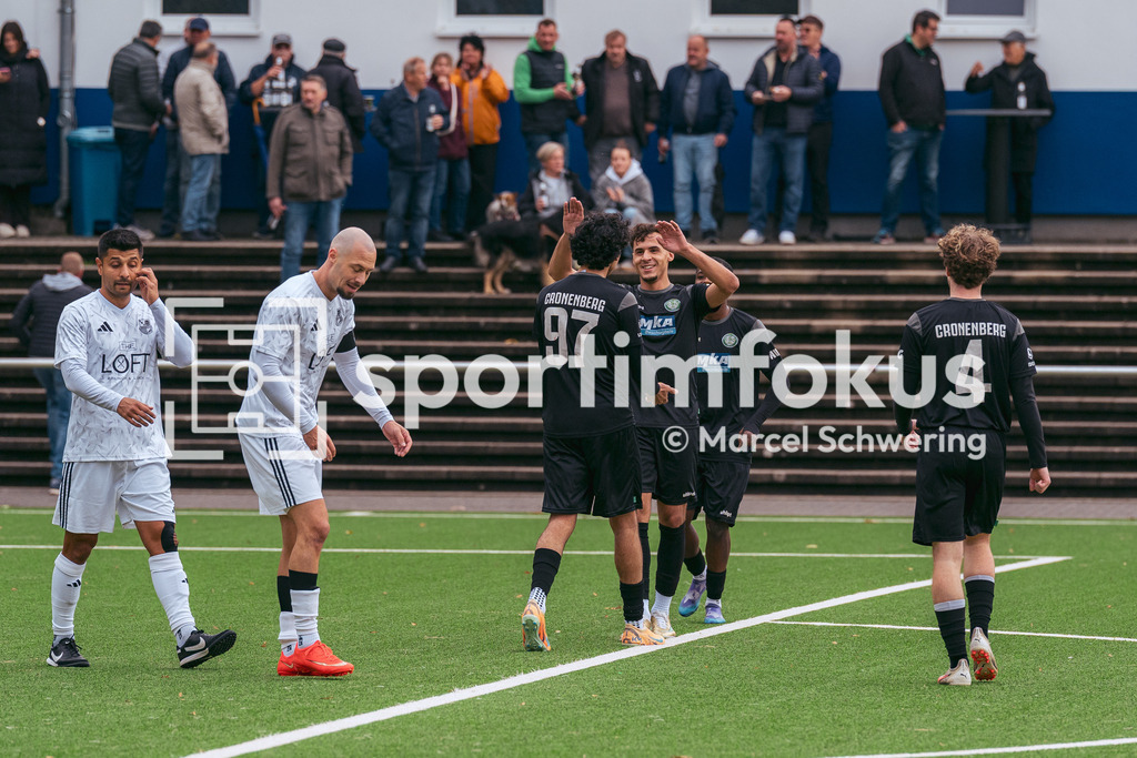 SSV Germania Wuppertal – Cronenberger SC | Mohamed Bouaasria (97, Cronenberger SC) beim Torjubel nach dem 0:2. Bezirksliga Niederrhein, Gruppe 2: SSV Germania Wuppertal gegen Cronenberger SC, Wuppertal, 11.10.2026. Endstand: 1:4. sportimfokus / Marcel Schwering - Realisiert mit Pictrs.com