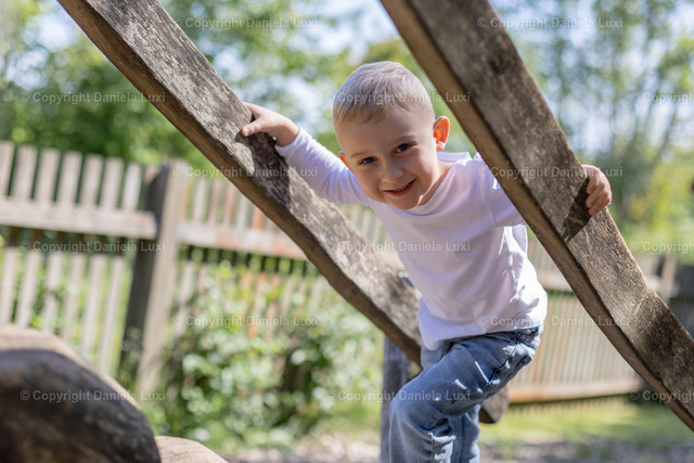 R6__6213 | Professionelle Kindergartenfotografie in Bayern - liebevolle, natürliche Kinderfotos. Jetzt Galerie ansehen und Lieblingsbilder bestellen! - Realisiert mit Pictrs.com