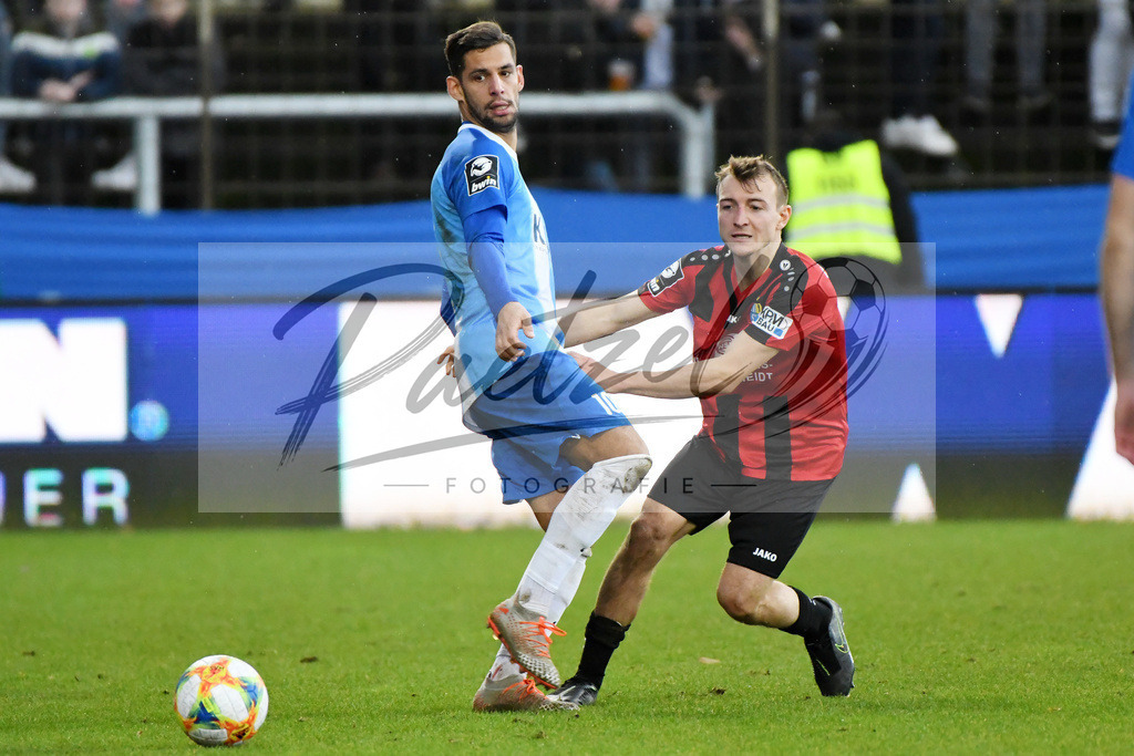 20200201_MEPCHE_0074 | Fußball, Herren: Luka Tankulic (SV Meppen) und Daniel Bohl (Chemnitzer FC) im Zweikampf waehrend des Spiels der 3. Liga zwischen SV Meppen und Chemnitzer FC in der Haensch-Arena am 01.02.2020 in Meppen, Deutschland. DFB / DFL REGULATIONS PROHIBIT ANY USE OF PHOTOGRAPHS AS IMAGE SEQUENCES AND/OR QUASI-VIDEO. - Realisiert mit Pictrs.com