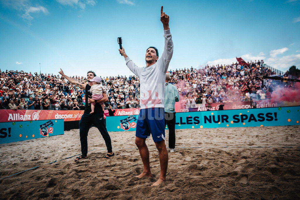 Beachvolleyball | Männer | Deutsche Meisterschaften 2025 Timmendorfer Strand | 05.09.2025 | v.l. Bennet Poniewaz und David Poniewaz werden verabschiedet Karriereende Verabschiedung
