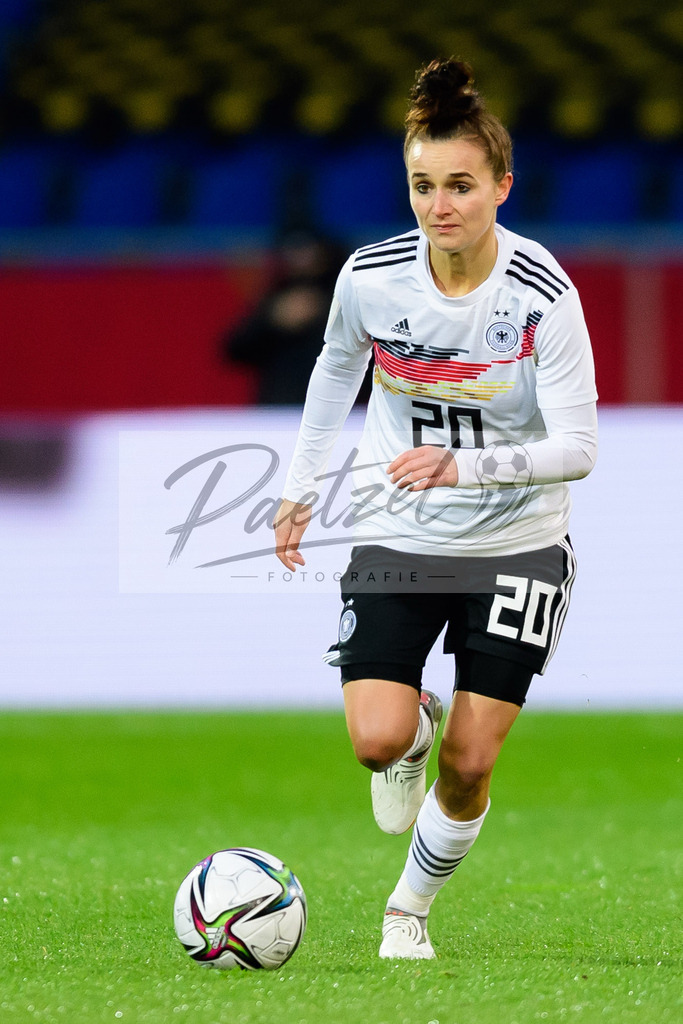 GERTUR20211126_108 | Fussball, Frauen: Lina Magull (Germany) in Aktion, am Ball, Einzelaktion bei dem Spiel der WM-Qualifikation zwischen Deutschland und Tuerkei im Eintracht-Stadion am 26.11.2021 in Braunschweig, Deutschland. - Realisiert mit Pictrs.com