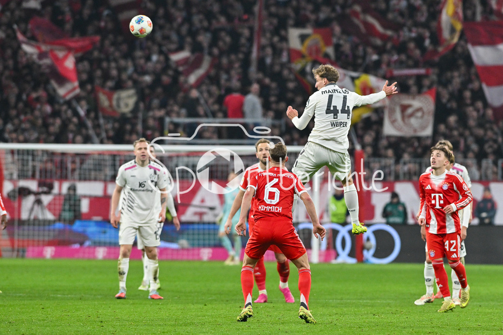 FC Bayern München - 1. FSV Mainz 05 | MUNICH, GERMANY - 14. DECEMBER: Nelson WEIPER (1. FSV Mainz 05 44) steigt zum Kopfballduell gegen Joshua KIMMICH (FC Bayern Munich 6) hoch während dem Bundesligamatch zwischen dem FC Bayern München und dem 1. FSV Mainz 05 am 14. Spieltag in der Allianz Arena / DFL REGULATIONS PROHIBIT ANY USE OF PHOTOGRAPHS AS IMAGE SEQUENCES AND/OR QUASI-VIDEO