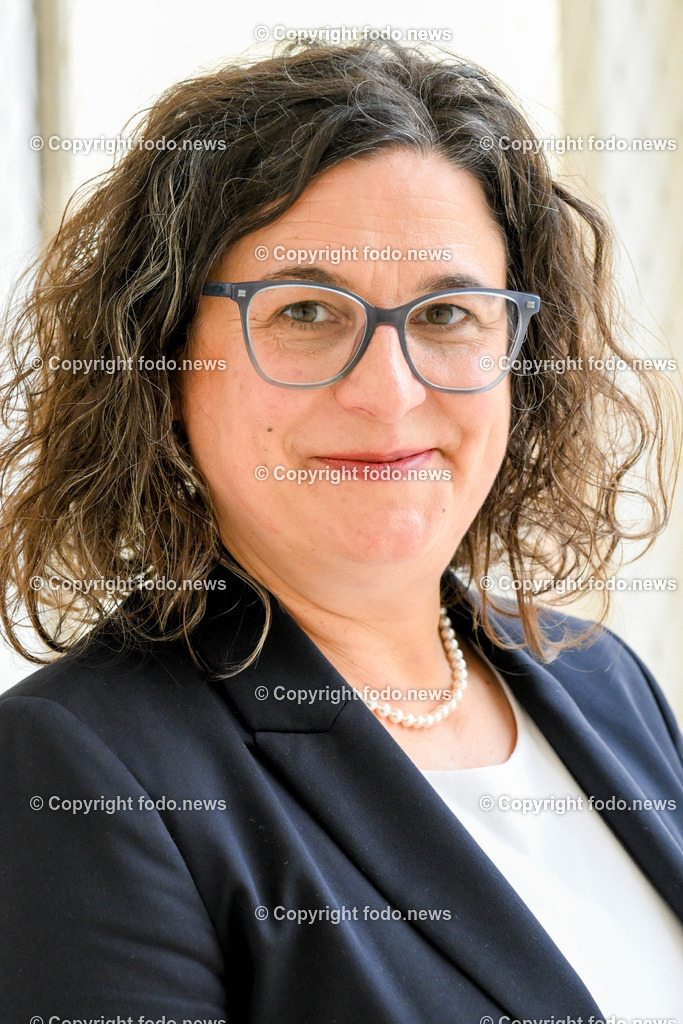 Pressekonferenz WKO Ooe_ Duale Akademie - Mehrgewinn für unsere Wirtschaft_ 26.04.2023-8 | 26.04.2023, Presseclub Linz, AUT, Pressekonferenz WKO Ooe, Duale Akademie - Mehrgewinn für unsere Wirtschaft, im Bild Bettina Huemer (Leiterin der Lehrlingsausbildung - Fronius International GmbH)