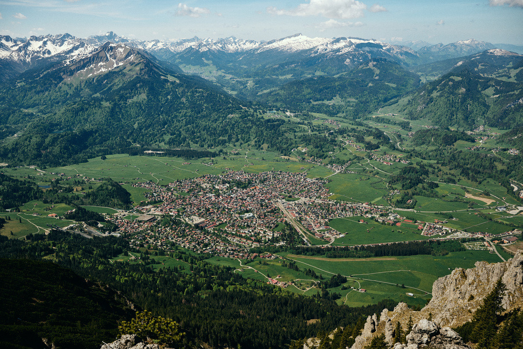CS-220515-6889-2 | Ausblick vom Rubihorn Gipfel und Oberstdorf im Tal