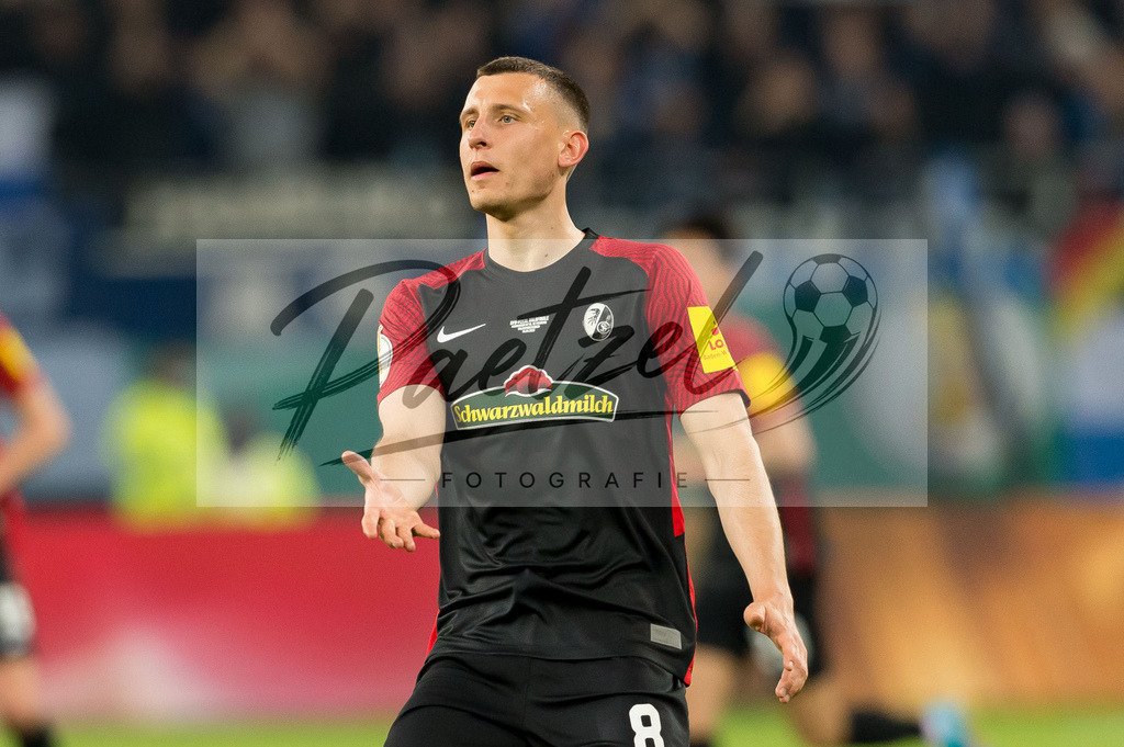 HSVSCF20220419_312 | Fussball, Herren: Maximilian Eggestein (SC Freiburg) gestikuliert, Gestik beim DFB-Pokal-Halbfinalspiel zwischen Hamburger SV und SC Freiburg im Volksparkstadion am 19.04.2022 in Hamburg, Deutschland.DFB / DFL REGULATIONS PROHIBIT ANY USE OF PHOTOGRAPHS AS IMAGE SEQUENCES AND/OR QUASI-VIDEO. - Realisiert mit Pictrs.com