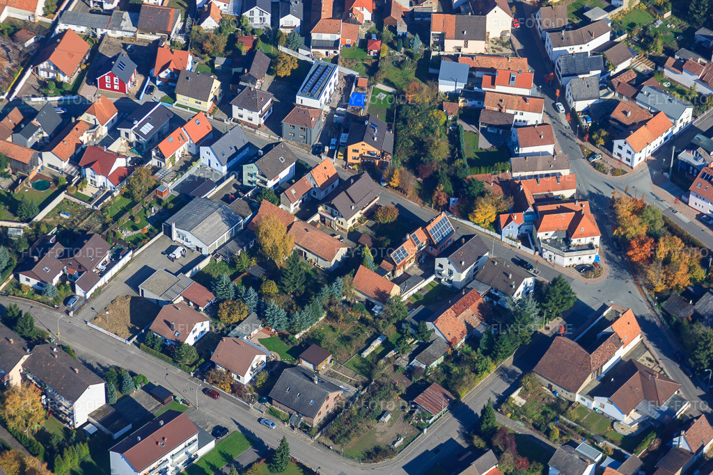 Luftbild: Raiffeisenstraße x Konrad-Adenauer-Ring in Hagenbach im Bundesland Rheinland-Pfalz in Deutschland. Foto: IMG_35298.jpg vom 31.10.2010 durch Werner Riehm/FLY-FOTO.de