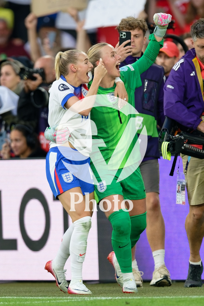 England v Spain - UEFA Women's EURO 2025 Final | BASEL, SWITZERLAND - JULY 27:  Chloe Kelly of England and Hannah Hampton of England celebrate after winning WEURO 2025 during the UEFA Women's EURO 2025 Final match between England and Spain at St. Jakob-Park on July 27, 2025 in Basel, Switzerland. (Photo by Giuseppe Velletri/Sports Press Photo/Getty Images)