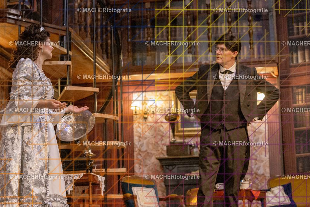 339_MFL-2025 | Portraitbilder von Regisseur; Darsteller; Techniker; Maske; Kostüme; Chor; Musiker; Bilderserie der Generalprobe und der Premierenvorstellung, Szenenbilder; Ausdrucksstudien; Bühnenüberblick; Bühnenkulissen; Pressefotos inkl. Redaktionsfoto Darstellergruppe.