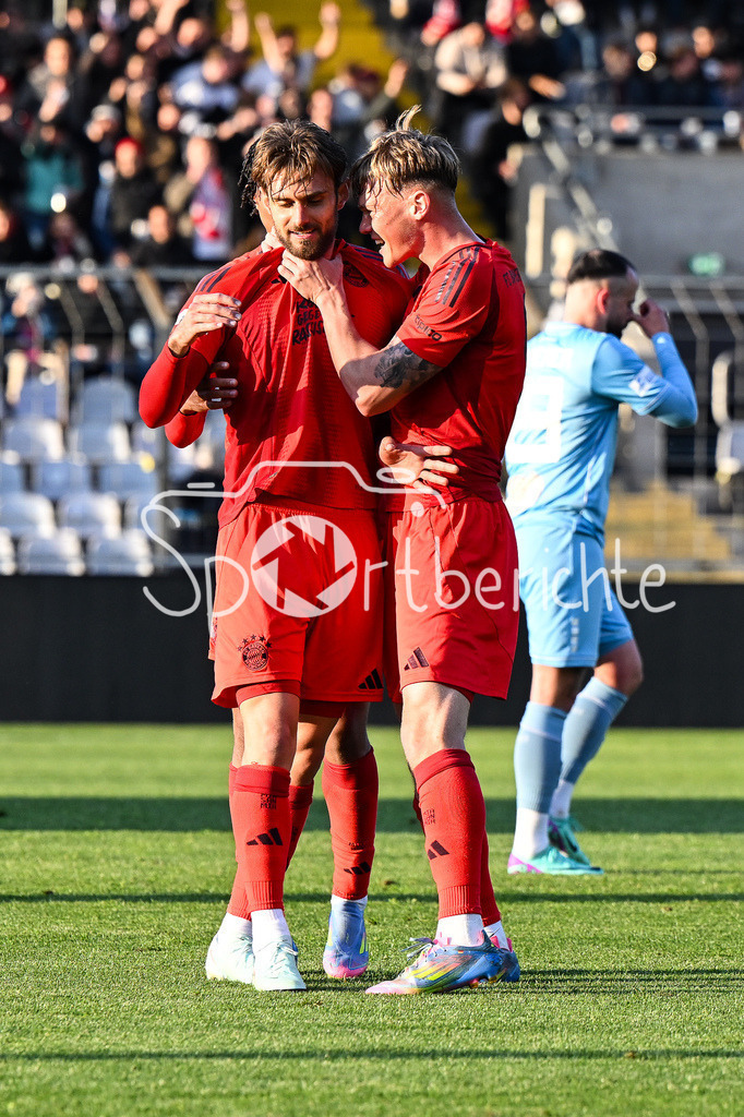 FC Bayern Amateure - Türkgücü München | Jubel der Bayern Amateure nach dem Treffer zum 2-0 durch Luca DENK (FC Bayern München II #6) / Tor / Torschuetze / Freude / Happy / Regionalliga Bayern: FC Bayern Muenchen II - Tuerkguecue Muenchen, Gruenwalder Stadion am 09.05.2025