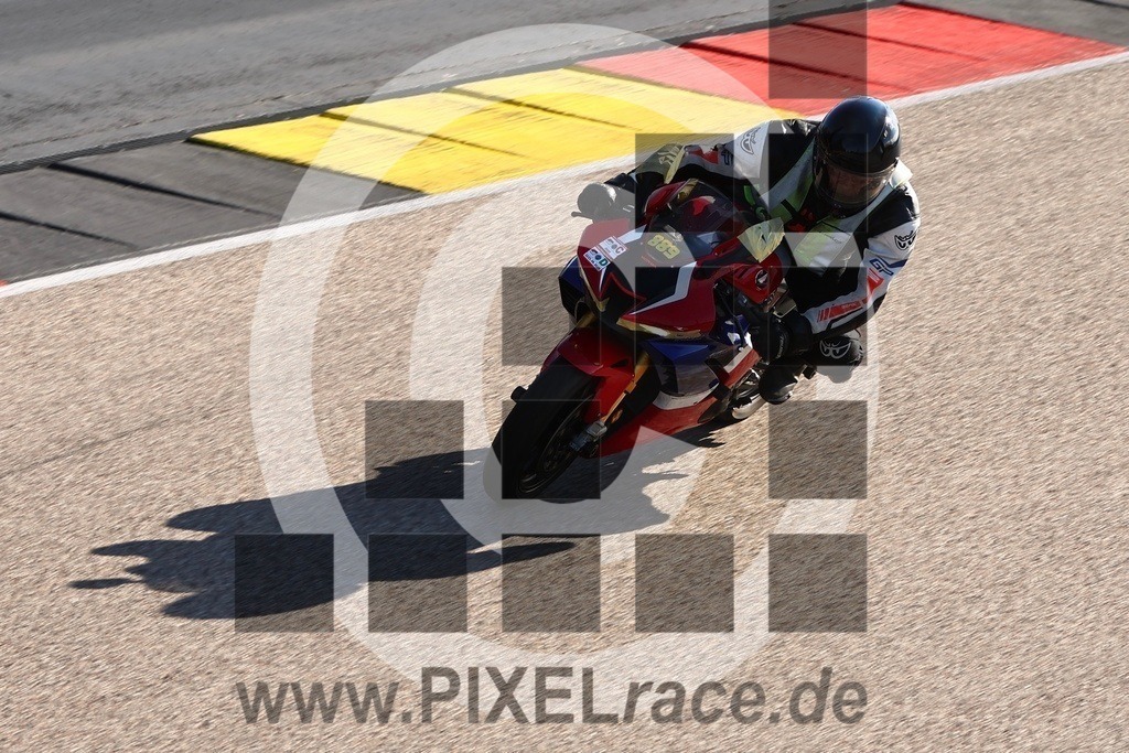 0889-20250923_32495 | Schöne Erinnerungen an spannende Momente - das festzuhalten ist unser Job. PIXELrace.de ist seit 2003 auf den Rennstrecken Europas unterwegs um die Action draußen beim Fahren und die wunderbare Stimmung imm Fahrerlager für euch einzufangen.