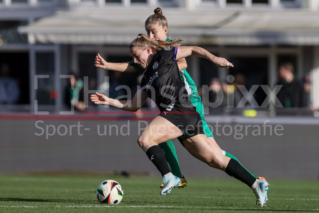 Fussball, Google Pixel Frauen-Bundesliga, SV Werder Bremen - SGS Essen | v.li.: Ramona Maier (SGS Essen, 9) und Michelle Ulbrich (SV Werder Bremen, 5) im Zweikampf, Duell, Dynamik, Aktion, Action, Spielszene, DIE DFB-RICHTLINIEN UNTERSAGEN JEGLICHE NUTZUNG VON FOTOS ALS SEQUENZBILDER UND/ODER VIDEOÄHNLICHE FOTOSTRECKEN. DFB REGULATIONS PROHIBIT ANY USE OF PHOTOGRAPHS AS IMAGE SEQUENCES AND/OR QUASI-VIDEO.