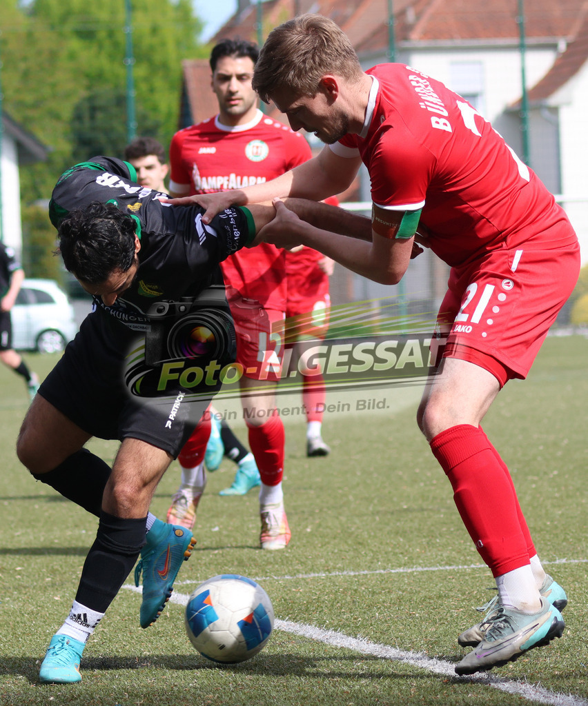 Bünder SV - SC Enger | Auf dem Bild zu sehen: rot Bünder SV: Timo Westerbeck ; schwarz SC Enger: Jack Aygül Bünder SV, SC Enger, Saison 25/26, Kreisliga A, Bünde, Deutschland - Realisiert mit Pictrs.com