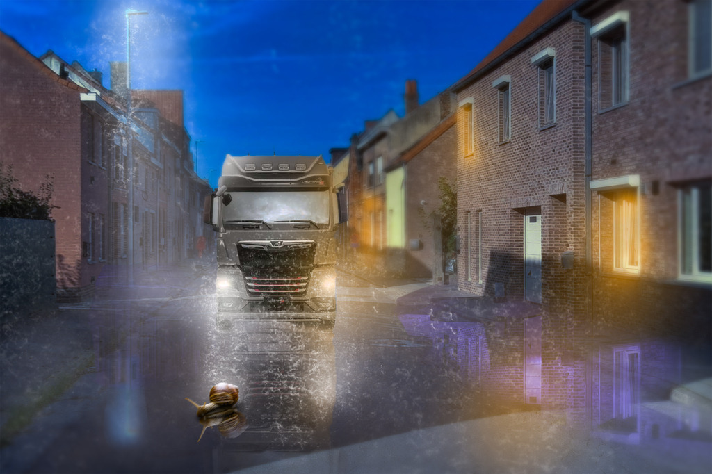 Die Schnecke Lotti | Schon seit dem frühen Morgen ist Lotti unterwegs. Um noch ein bisschen Feuchtigkeit mitzuneh-men, hat sie den Morgentau genutzt. Sie will nämlich ihre Schwester besuchen, die auf der ande-ren Seite der Straße im Garten hinter der Mauer wohnt. Es ist sehr schön dort, aber der Weg dahin auch recht gefährlich für die kleine Schnecke.Sie hat einen akribisch genauen Plan erstellt: Früh loskriechen, damit sie vor der Mittagssonne die Nähe der Straße erreicht. - Realisiert mit Pictrs.com