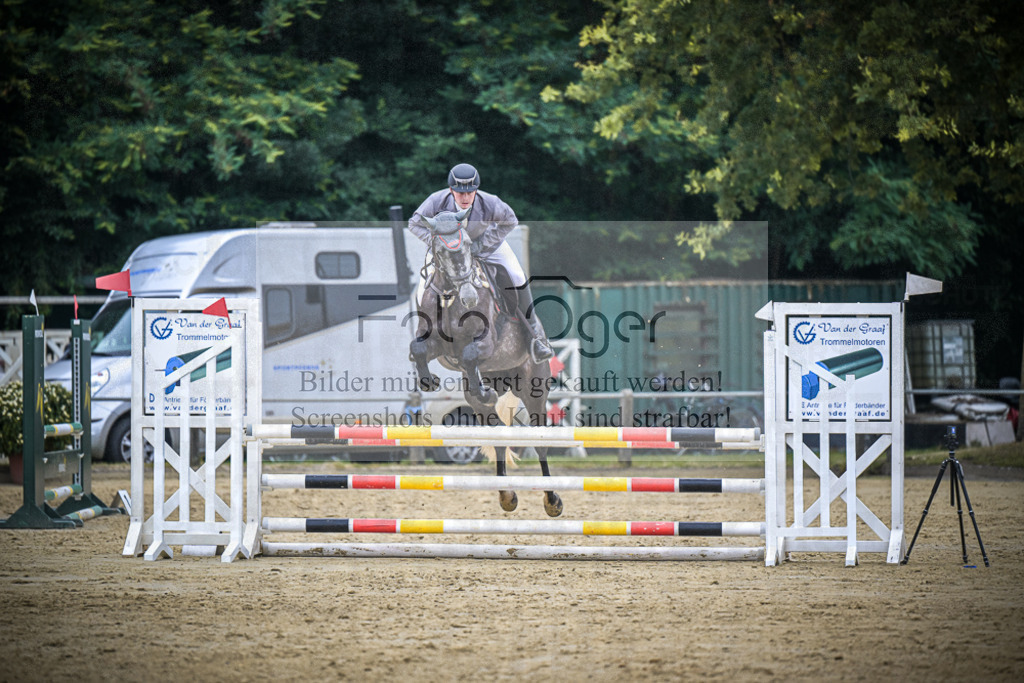 DOS_2996 | Entdecke hochwertige Reitturnierfotos von Foto Oger. Professionell, emotional und authentisch – jetzt Lieblingsmomente im Shop bestellen.Deutschlandweite Turnierfotografie. - Realisiert mit Pictrs.com